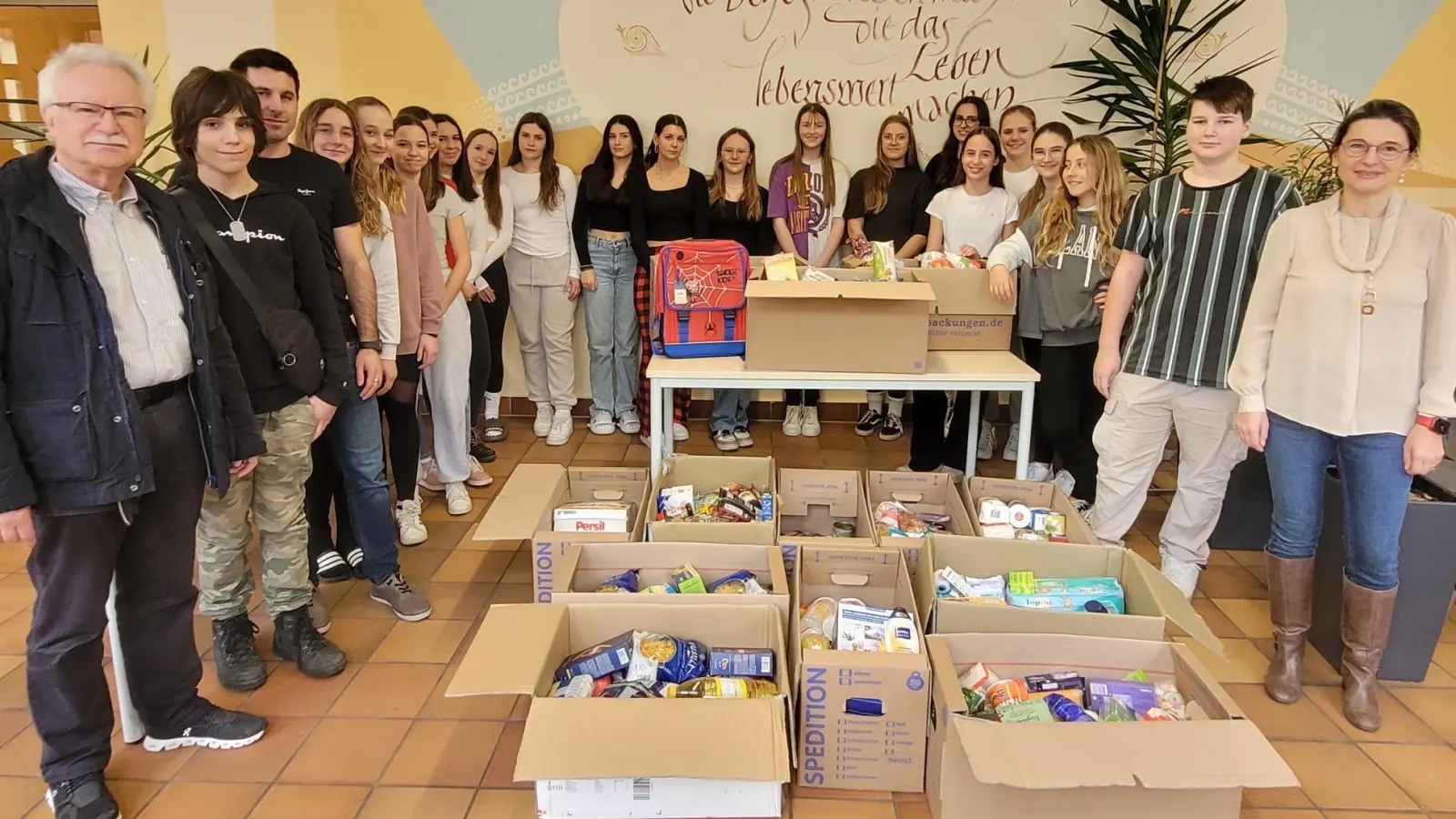 Friedrich Keller, Vorsitzender der Oberviechtacher Tafel, freut sich zusammen mit Schulleiterin Diana Schmidberger (rechts) und den Schülern der Neunburger Realschule über die vielen Spenden. (Bild: exb)