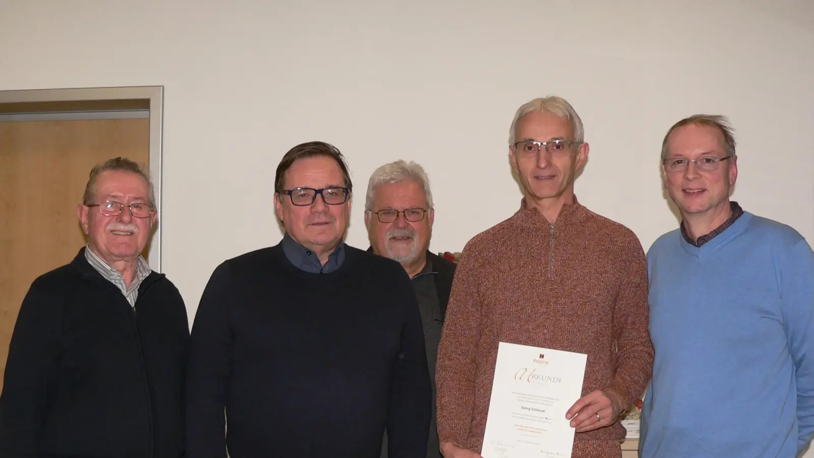 Georg Schlosser erhielt eine Urkunde für 40 Jahre Treue zu Kolping. Es gratulierten Wolfgang Eimer, Hans-Georg Birkmüller, Pfarrer Arnold Pirner und Johannes Käs (von links). (Bild: mh)
