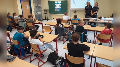 Vergangenen Donnerstag hielten Erste Polizeihauptkommissarin Sabine Roidl und Polizeiobermeisterin Anna-Lena Meiler von der Polizeiinspektion Nabburg einen Workshop für die 6. Klassen des Gymnasiums. Organisiert wurde die Veranstaltung, die im Rahmen der schulischen Werteerziehung stattfand, von OStRin Dr. Nadine Kilgert-Bartonek.  (Bild: Nadine Kilgert-Bartonek )