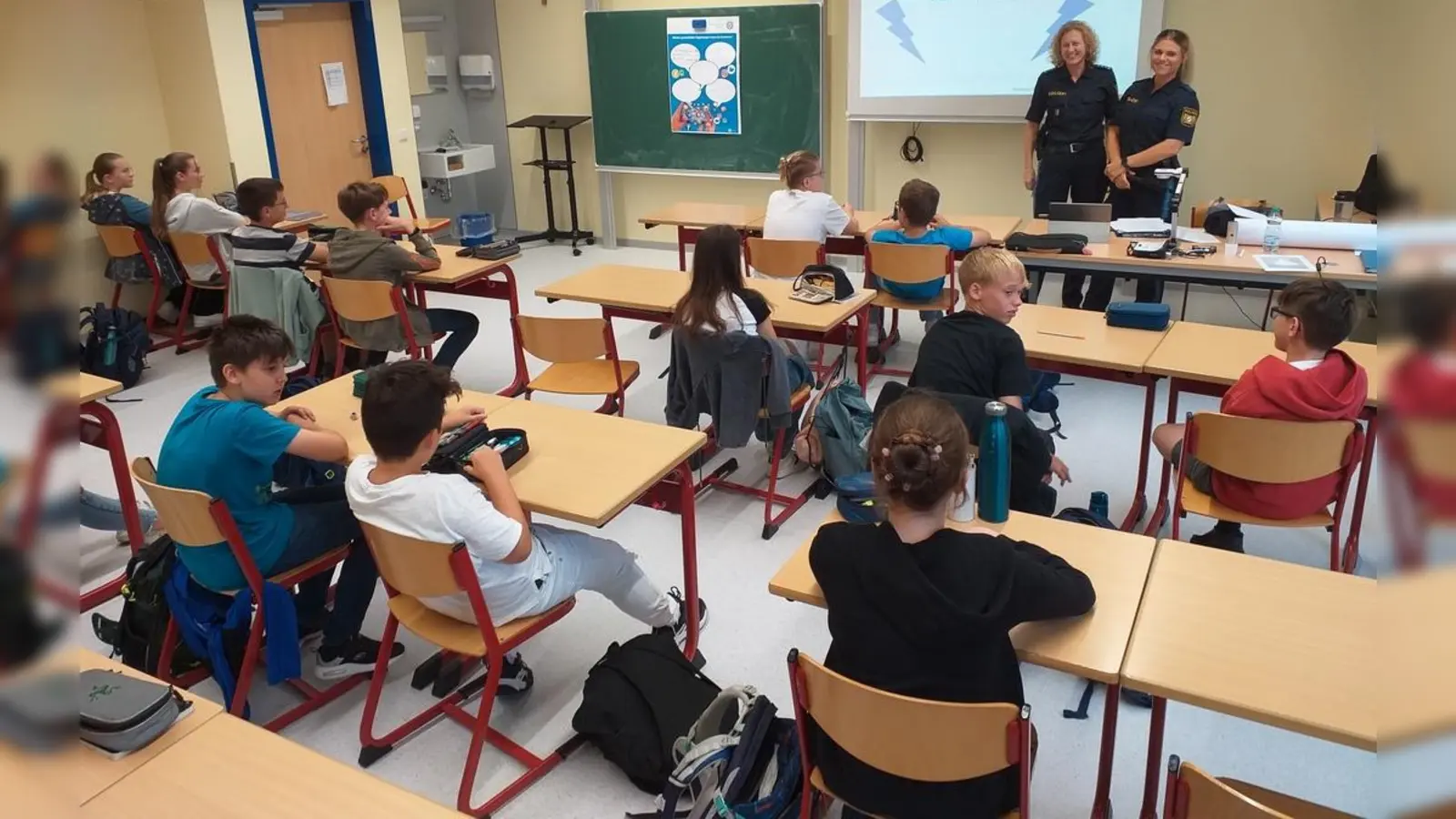 Vergangenen Donnerstag hielten Erste Polizeihauptkommissarin Sabine Roidl und Polizeiobermeisterin Anna-Lena Meiler von der Polizeiinspektion Nabburg einen Workshop für die 6. Klassen des Gymnasiums. Organisiert wurde die Veranstaltung, die im Rahmen der schulischen Werteerziehung stattfand, von OStRin Dr. Nadine Kilgert-Bartonek.  (Bild: Nadine Kilgert-Bartonek )