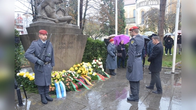 Anlässlich des Volkstrauertages legen Oberstleutnant Daniel Granich und Oberbürgermeister Jens Meyer am Kriegerdenkmal in Weiden einen Kranz nieder.  (Bild: Kunz)