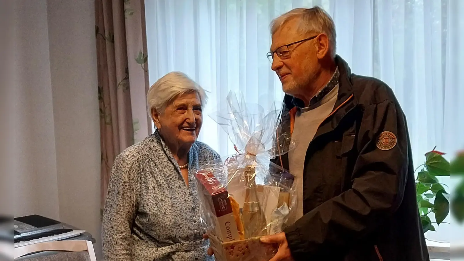 Für Irmgard Weiß hatte Rudi Standfest ein Geschenk zum 95. Geburtstag mitgebracht.  (Bild: OGV Bärnau/exb)