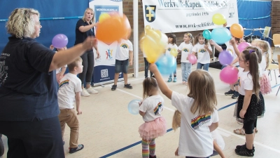 Die beiden Gruppen der musikalischen Früherziehung 1 konnten dieses Jahr mit Ausbilderin Stefanie Kohl den „Luftballon-Tanz” vorführen. Mit dabei waren auch wieder die Kinder der „Regenbogen-Gruppe” der Frühförderstelle der Lebenshilfe Amberg-Sulzbach e. V. (Bild: Bernd Sachsenhauser)