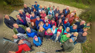 Die Gruppe an einem Aussichtspunkt über Volkach mit Blick auf die Mainschleife. Die Einflussfaktoren des Klimas auf den Wein werden dort anschaulich erklärt. Kurzum - ein erlebnisreicher und kurzweiliger Tag, der nach Aussage vieler WSV´ler eine „Wiederholung” verdient.”<br>  (Bild: Armin Rösch)