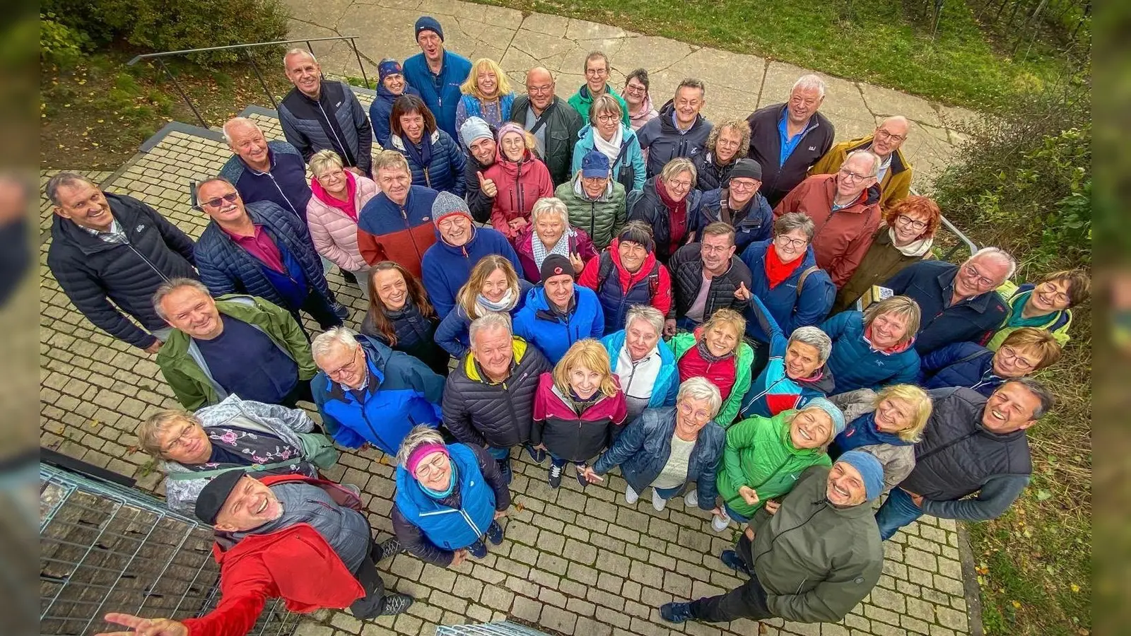 Die Gruppe an einem Aussichtspunkt über Volkach mit Blick auf die Mainschleife. Die Einflussfaktoren des Klimas auf den Wein werden dort anschaulich erklärt. Kurzum - ein erlebnisreicher und kurzweiliger Tag, der nach Aussage vieler WSV´ler eine „Wiederholung” verdient.”<br>  (Bild: Armin Rösch)