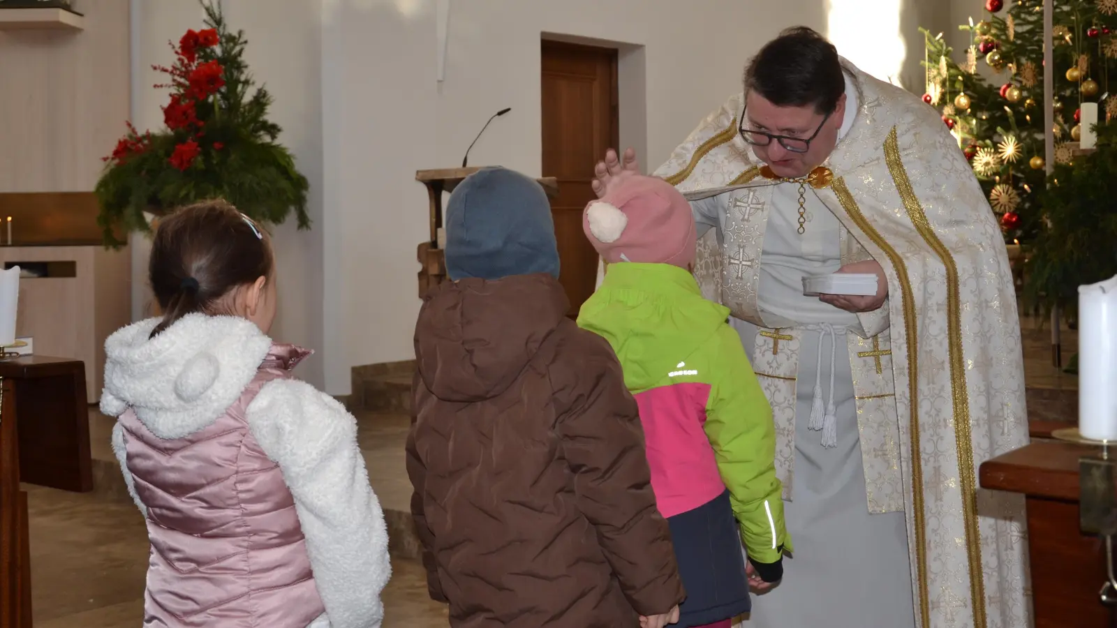 Bei der Andacht erteilte Pfarrer Udo Klösel jedem Kind den Segen am Tag der Unschuldigen Kinder in der Pfarrkirche. (Bild: Peter Garreiss)