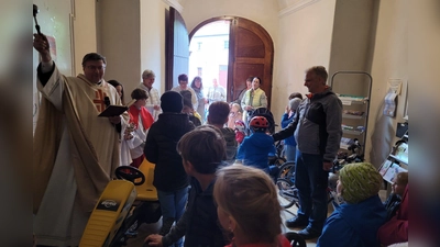 Ortspfarrer Pater Markus Flasinski segnete im Vorraum der Pfarrkirche die Fahrzeuge, die die Kinder mitgebracht hatten. (Bild: Regina Lord)
