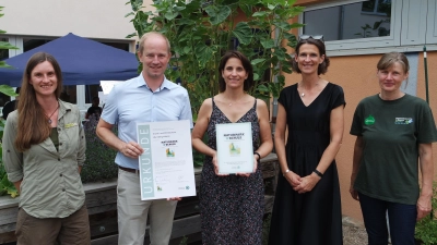 Freuen sich über die Zertifizierung: Naturparkrangerin Anna Spiller, Bürgermeister Konrad Kiener, Rektorin Christine Losch, Schulrätin Susanne Muffert und Birgit Simmeth vom Naturpark Oberpfälzer Wald (von links). <br> (Bild: Birgit Simmeth)