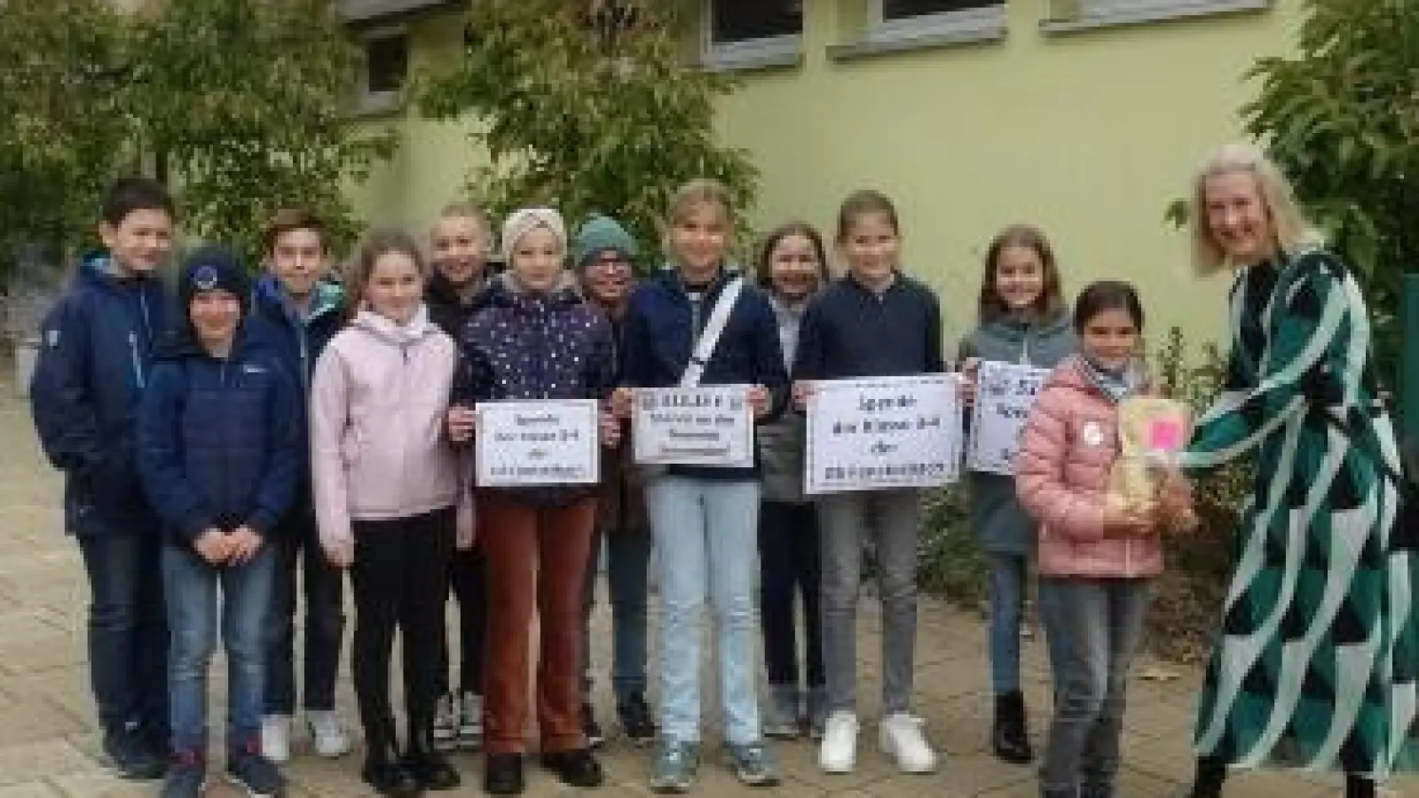 Die Schülerinnen und Schüler der ehemaligen Klasse 3-4 bei der Spendenübergabe an Frau Hahn vom Schwandorfer Tierheim.  (Bild: Heidi Neidl)