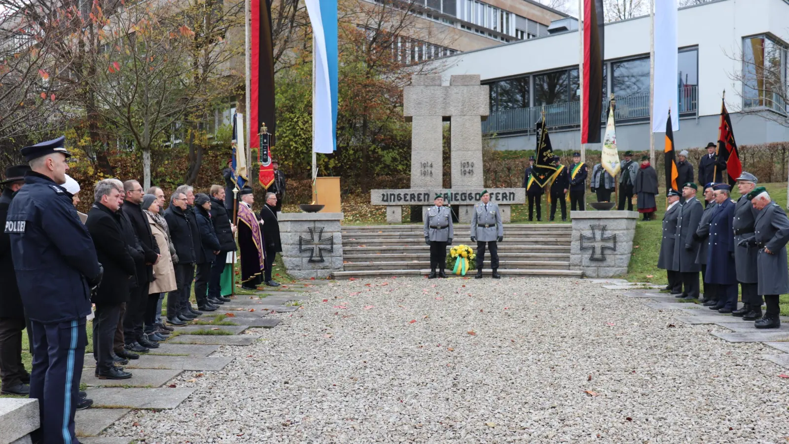 Bürgermeister Franz Stahl (linke Reihe, hinten) mit Kaplan Alexander Röse (daneben) und den weiteren Teilnehmern der Gedenkveranstaltung vor dem Tirschenreuther Kriegerdenkmal. (Bild: Mirko Streich)