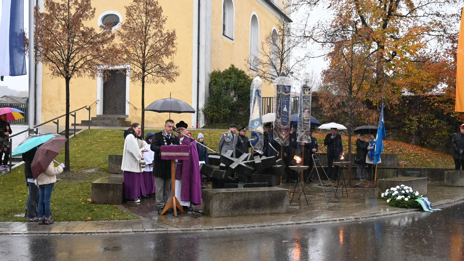 Bürgermeister Dietmar Schaller erinnerte in seiner Ansprache am Kriegerdenkmal, dass Europa in den letzten 75 Jahren die längste Friedensperiode in der Geschichte erlebt hat. (Bild: kki)