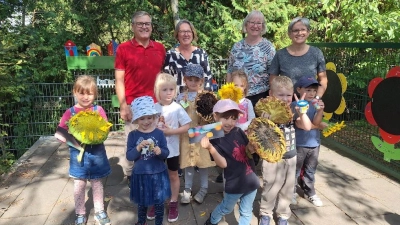 Von links: Jürgen Koberstein, Evi Koberstein, Gerda Eiber, (alle OGV Raigering-Aschach), Reinhilde Denninger (Leiterin Kindergarten) und die teilnehmenden Kinder.<br> (Bild: Gerda Eiber)