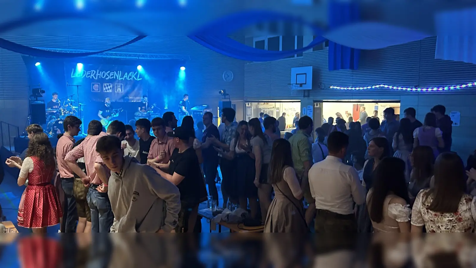 Volles Haus beim Starkbierfest in Immenreuth. (Bild: mez)