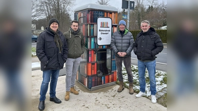 Übergabe des Bücherschranks Erbendorf an die Allgemeinheit durch KUKUVE KassierJürgen Frischholz, Vorsitzenden David Frischholz, Beisitzer Dieter Schmid und Alexander Moser von Panzer shop-concept, (Bild: Norina Frischholz )