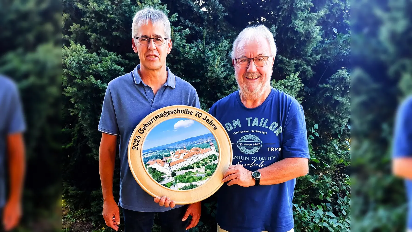 Schützenmeister Wolfgang Wohlrab mit dem Spender der Schützenscheibe Lambert Schmid (von links). (Bild: Thomas Völkl)