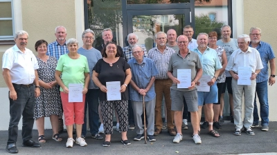 Von links nach rechts: Bezirksvorsitzender Reinhard Ott, Vorsitzende Elli Müller, 2. Vorsitzender Reinald Roderer, Angelika Müller, 3. Bürgermeister Hans Klupp, Jürgen Kraus, Jutta Sterl, Willi Arnold, Kurt Mücke, Manfred Kopp, Winfried Sailer, Robert Hecht, Norbert Gleißner, Peter Landgraf, Karin Schmidkonz. Jürgen Preisinger, Hans Schmidkonz und Hans-Dieter Dietl. (Bild: Toni Müller)