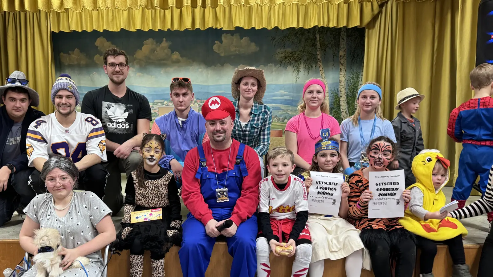 Die Jury gemeinsam mit den Gewinnern der Maskenprämierung beim Kinderfasching in der Thanhausener Mehrzweckhalle. (Bild: rdh)