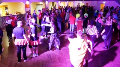 Zwar nicht voll, aber dennoch gut besucht war der erste „Ü18-Fasching” des BRK in der Stadthalle am Sonntagabend. „Wir sind für das erste Mal zufrieden”, so die Verantwortlichen.  (Bild: Florian Müller)