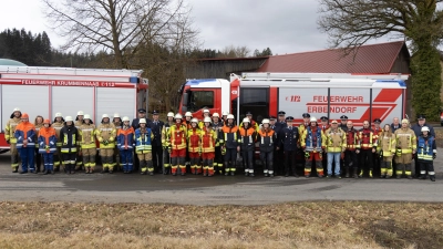 Die Feuerwehren gehen unkonventionelle Wege bei der Ausbildung und passen die Lehrgänge flexibel an die Anforderungen von Beruf, Schule und Familie an. Dadurch wird auch Quereinsteigern der Zugang erleichtert. (Bild: Roland Wellenhoefer)