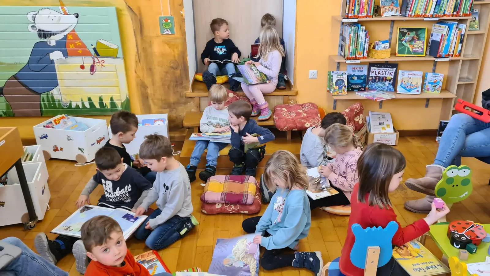 Die Vorschulkinder durften bei ihrem Besuch in der Gemeindebücherei auch nach Herzenslust schmökern. (Bild: Gemeindebücherei Kulmain/exb)