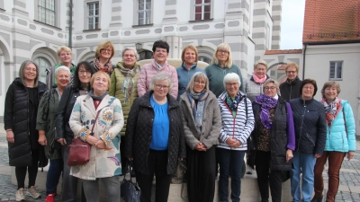 Genau fünfzig Jahre nach ihrer Schulentlassung trafen sich ehemaligen Schülerinnen der Mädchenrealschule Waldsassen zum Klassentreffen. Links Schulleiterin Kerstin Reiter, die eine Führung durch die Mädchenrealschule leitete. (Bild: Konrad Rosner)