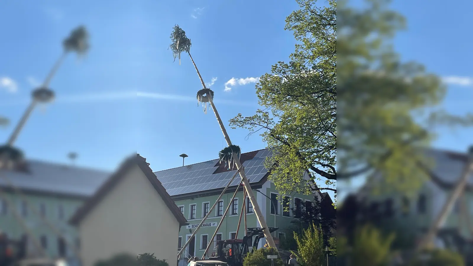 Es bedurfte viel menschliche und mechanische Kraft den starken Baum in die Höhe zu bringen. (Bild: Sieglinde Schärtl)