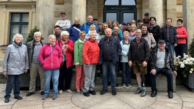 Gruppenfoto vor dem Richard-Wagner-Festspielhaus  (Bild: Robert Kostner)