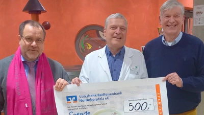 KAB-St.Konrad-Vorsitzender Michael Träger (links) und Paul Grötsch (rechts), Vorsitzender EAW-Siedlergemeinschaft Hammerweg, übergeben Dr. Fritz Schneble eine Spende über 500 Euro. (Bild: Kliniken Nordoberpfalz/exb)