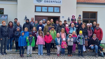 Hoch interessant war für Alt wie Jung der von Jugendleiterin Romina Seifert (2. von links) organisierte Familienbildungsausflug des Heimat- und Trachtenvereins ins Freilandmuseum Neusath-Perschen. (Bild: Heimat- und Trachtenverein)