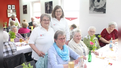 Die Leiterinnen Wohlfahrts- und Sozialarbeit, Monika Zimmerer und Luise Lehner, freuen sich über ein volles Haus beim 70plus-Kaffeekranzl der BRK-Bereitschaft Erbendorf.  (Bild: Sven Lehner/BRK Bereitschaft Erbendorf/exb)