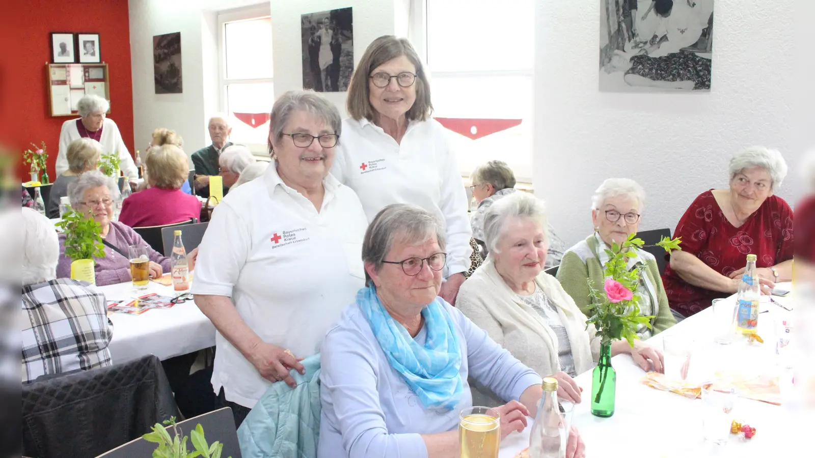 Die Leiterinnen Wohlfahrts- und Sozialarbeit, Monika Zimmerer und Luise Lehner, freuen sich über ein volles Haus beim 70plus-Kaffeekranzl der BRK-Bereitschaft Erbendorf.  (Bild: Sven Lehner/BRK Bereitschaft Erbendorf/exb)