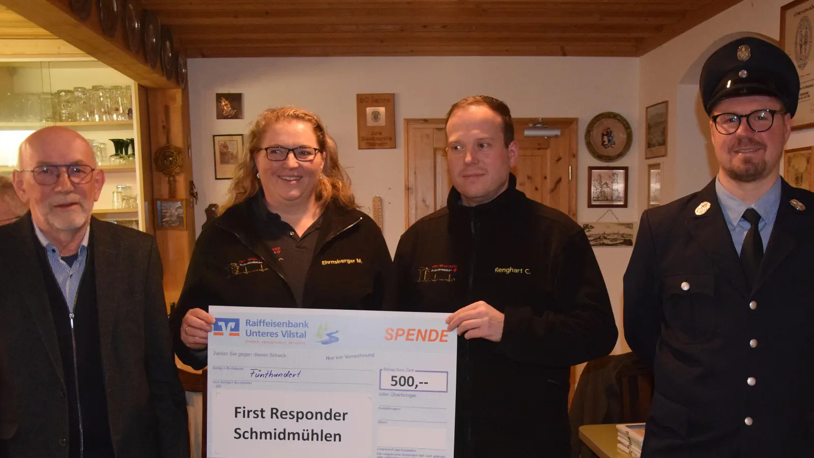 Der Männergesangverein Liederkranz unterstützt die First Responder in Schmidmühlen mit einer Spende von 500 Euro (von links): Vorsitzender Ernst Lesser, Monika Ehrnsberger und Christian Renghart von First Responder sowie Pit Rogga von der Feuerwehr Schmidmühlen. (Bild: bö)