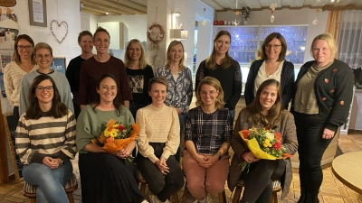 Alte und neue Vorstandschaft (sitzend von links nach rechts: Ramona Dehling, Bianca Zauner, Katharina Forster, Anna Jobst, Ann-Kathrin Brands).  (Bild: Daniela Michl)