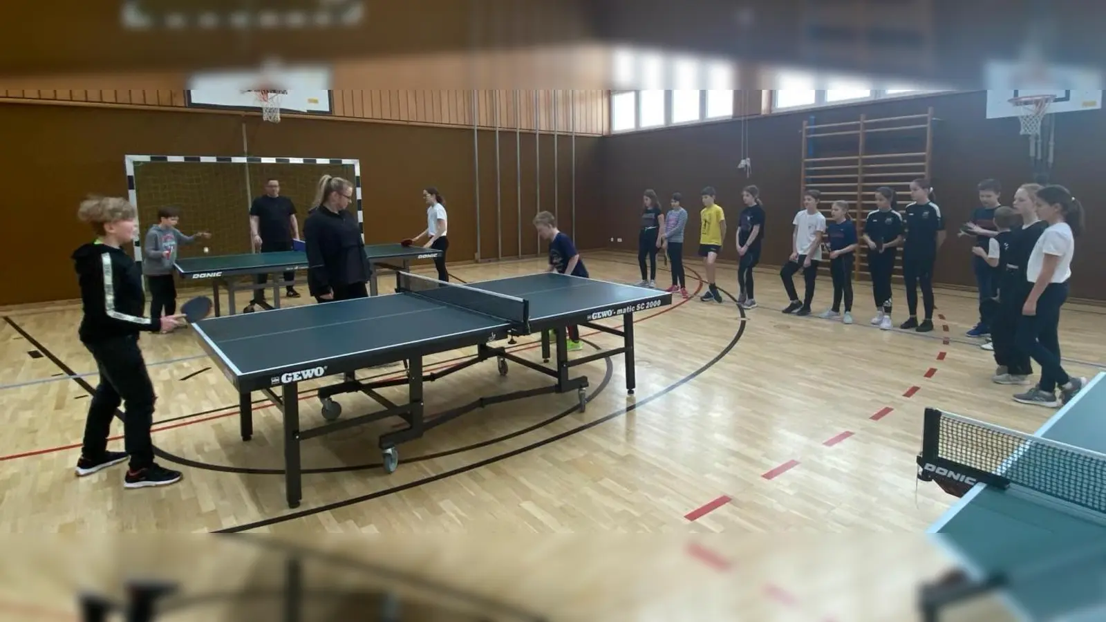 Ministranten und Kommunionkinder ermitteln den Tischtennischampion. (Bild: gz)