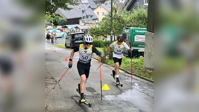 Im Sprintrennen hatte der Hirschauer Niklas Blaschke vom SC Monte Kaolino Hirschau (rechts) noch das Nachsehen gegen seinen Kontrahenten und Trainingspartner Alexander Buschek vom SC Furth im Wald und wurde Zweiter. Beim Distanzrennen am Folgetag tauschten die beiden dann die Plätze (Bild: Wolfgang Blaschke)