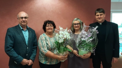 Von links nach rechts: Kirchenpfleger Wolfgang Hecht, Kindergartenleiterin Regina Schiffmann, Kinderpflegerin Andrea Schneider, Pfarrer Oliver Pollinger. (Bild: Wolfgang Hecht)