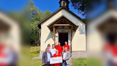 Im Bild von links, vorne: Stadtpfarrer Konrad Amschl, Ersthelferin Eva Pentner, Stadtrat Engelbert Träger, Vertreterinnen des Pfarrgemeinderats Hohenthan und weitere Ersthelfer aus Flossenbürg. (Bild: Andrea Träger)