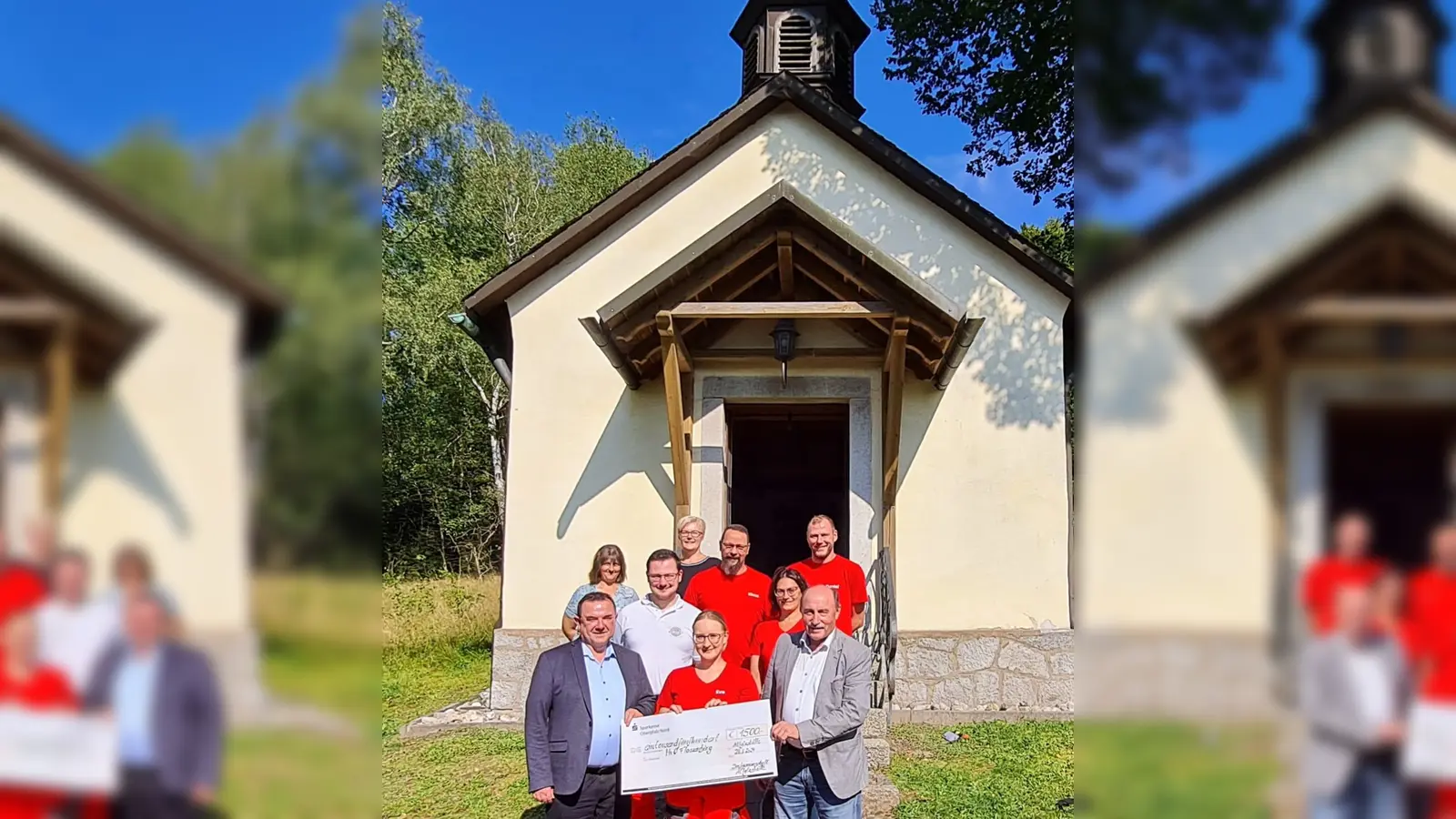 Im Bild von links, vorne: Stadtpfarrer Konrad Amschl, Ersthelferin Eva Pentner, Stadtrat Engelbert Träger, Vertreterinnen des Pfarrgemeinderats Hohenthan und weitere Ersthelfer aus Flossenbürg. (Bild: Andrea Träger)