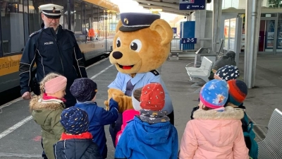 „Toni”, das Maskottchen der Bundespolizei begrüßt die Kindergartenkinder am Weidener Bahnhof (Bild: Bundespolizei/exb)