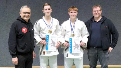 Von links Betreuer Heinz-Ulrich Schmidt (Judoverein Sulzbach-Rosenberg) Nicolas Nagelschmid, Simon Nicola und Trainer Michael Nicola (TSV Schwandorf). (Bild: Norbert Nagelschmidt )