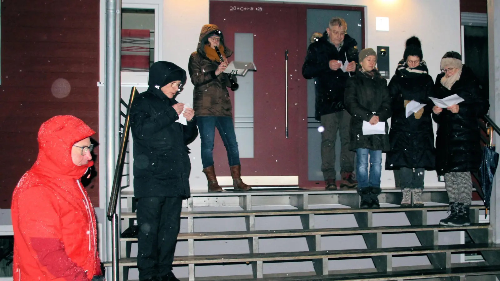 Bei der ersten Station wurde mit Texten von den Skiclubmitgliedern ein Adventkranz mit musikalischer Unterstützung gebunden. Links Vorsitzender Peter Dammith, daneben Pfarrer Norbert Große.  (Bild: Johann Bauer )