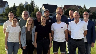 Die neue TuS-Spartenleitung mit (hinten, von links) Kevin Röhrer (Jugendleiter), Karl-Heinz König (Ehrenamtsbeauftragter), Manfred Seitz (Vorsitzender), Manuel Röhrer (sportlicher Leiter) Horst Perrey (Zweiter Vorsitzender), Florian Kühn (Platzwart und Bauausschuss), Jörg Schlötter (Spartenteam); vorne, von links: Simone Kiesel (Spartenteam), Nicole Ertel (Dritte Spartenleitung), Nadja Sporrer (Erste Spartenleitung), René Kutschenreiter (Kassier), Jürgen Drahota (Zweite Spartenleitung).<br> (Bild: Nadja Sporrer)