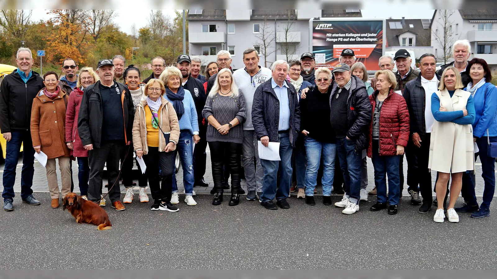 Zum Abschluss der Saison hat die AMC-Oldtimerabteilung noch einmal die Oldtimer auf Strecke gebracht und einen geselligen Nachmittag verbracht. Sie müssen nun für den Winter geschützt werden. Schließlich will man ja im Frühjahr zum Start keine böse Überraschung erleben. (Bild: Matthias Kastner)