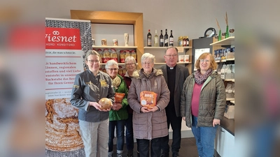 Gabi Wiesnet, Helga Gebhardt, Rosa List, Klara Rauch, Pfarrer Michael Birner und Margarete Hirsch beim Start der Aktion in der Bäckerei. (Bild: Margarete Hirsch)