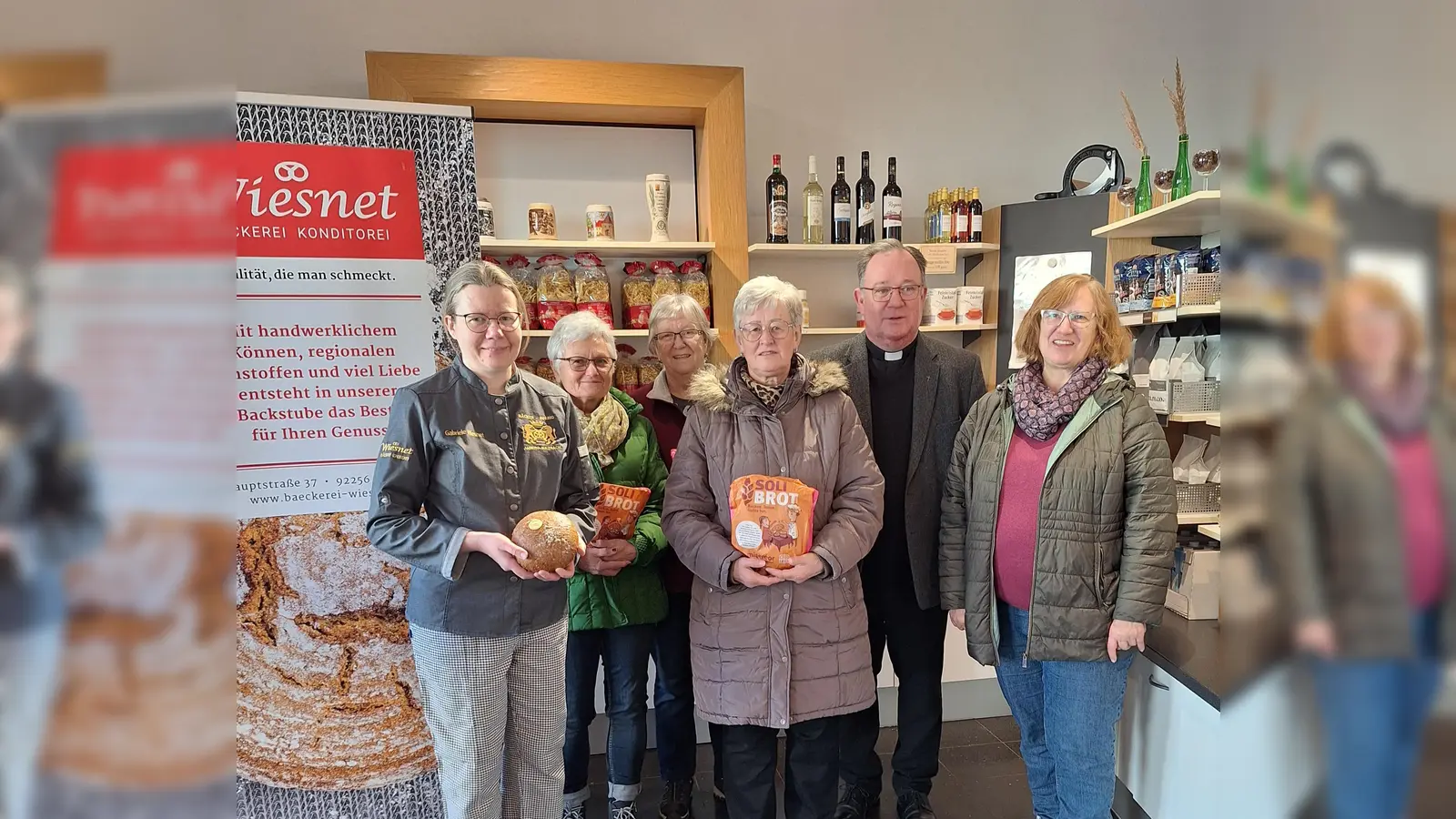 Gabi Wiesnet, Helga Gebhardt, Rosa List, Klara Rauch, Pfarrer Michael Birner und Margarete Hirsch beim Start der Aktion in der Bäckerei. (Bild: Margarete Hirsch)