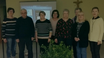 Das „Team Vorstandschaft” zusammen mit Pfarrer Wismeth im Pfarrsaal. (Bild: Elisabeth Bauer)