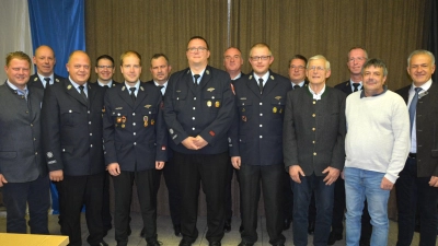 Zahlreiche Auszeichnungen gab es bei einem Ehrenabend der Feuerwehr Mitterteich. Im Bild (von rechts) Landrat Roland Grillmeier, Rainer Schnurrer, stellvertretender Kommandant Günther Sommer, Karlheinz Amft, Kreisbrandrat Stefan Gleißner, Oliver Meyer, Kreisbrandinspektor Wolfgang Wedlich, Benjamin Rustler, Zweiter Vorsitzender Christian Kempf, Vorsitzender Christian Grillmeier, Kreisbrandmeister Philipp Sölch, Stefan Helgert, Kommandant Franz Bauernfeind und Bürgermeister Stefan Grillmeier. (Bild: jr)