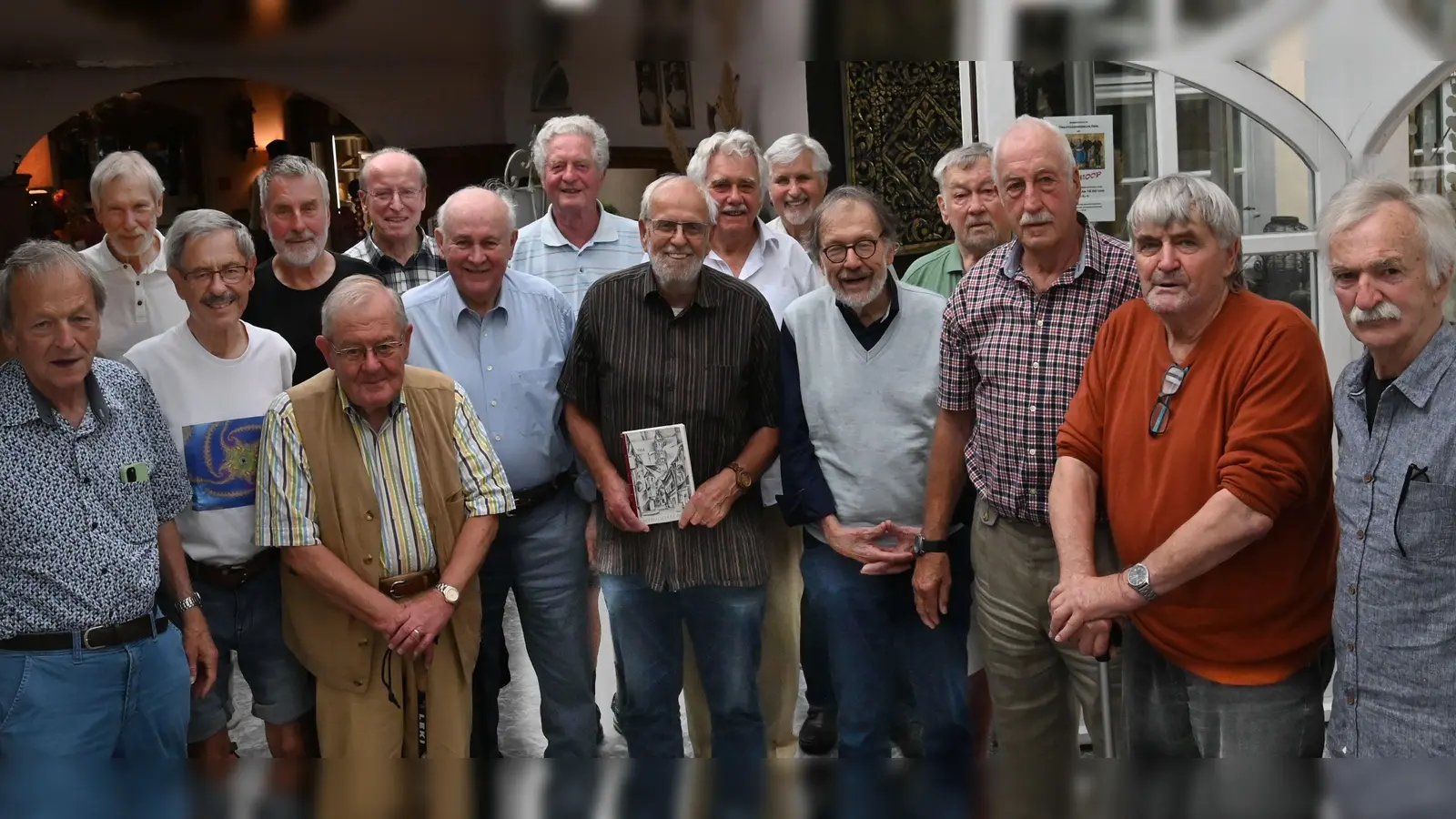 Vor 60 Jahren haben sie an der Oberrealschule in Amberg (Gregor-Mendel-Gymnasium) ihr Abi gemacht. Jetzt haben sie sich wieder getroffen.  (Bild: gf)