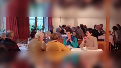 Zusammensitzen bei Kaffee und Brotzeit  (Bild: Elisabeth Kraus )