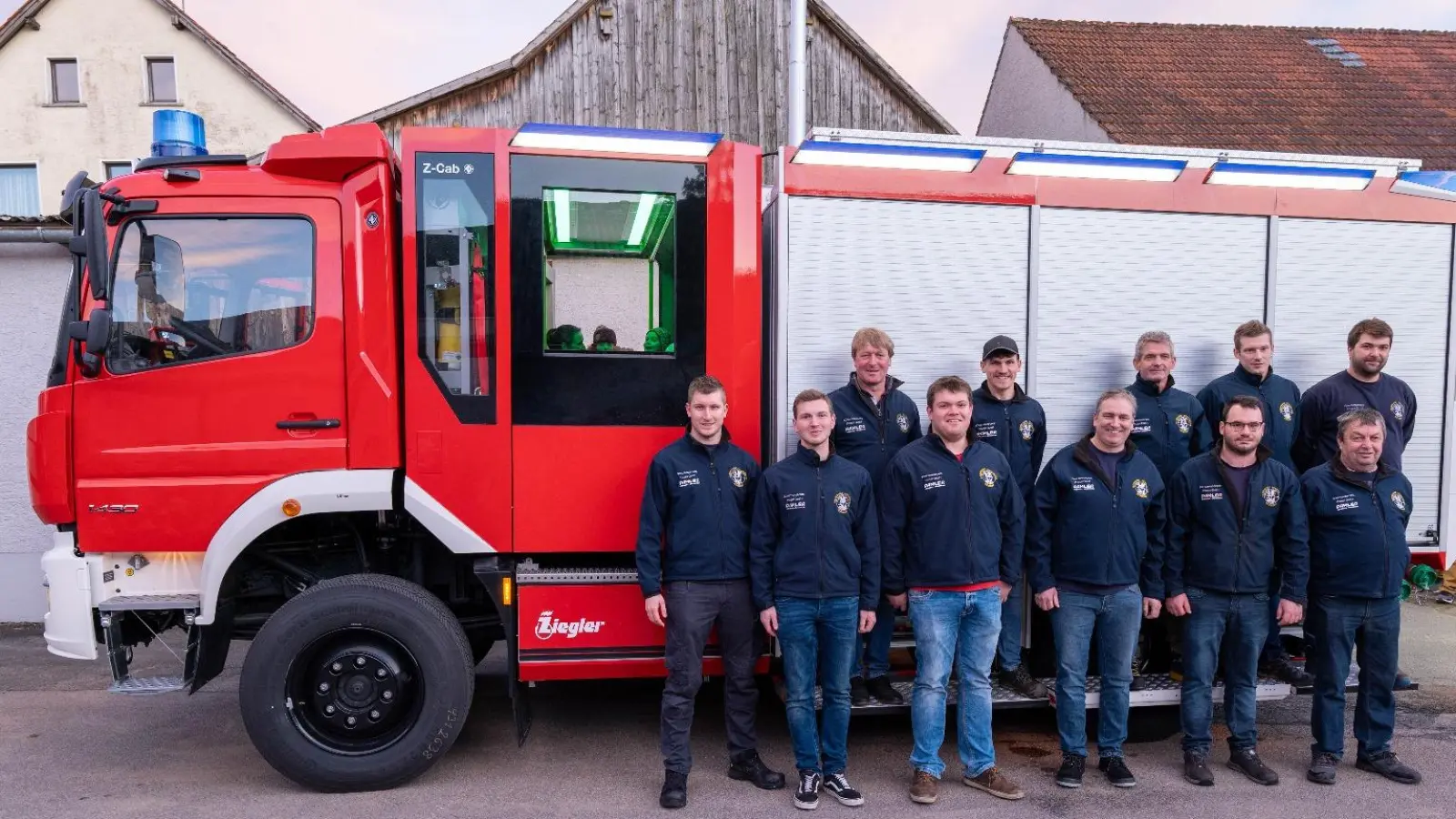 Abordnung der FFW Altendorf vor dem neuen HLF 10. (Bild: Stefan Prey )